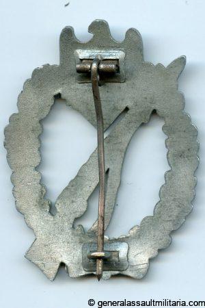 Infantry assault badge in silver - 'Pillow crimp'