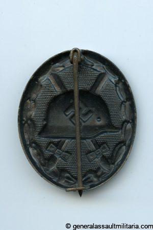 Wound badge in black