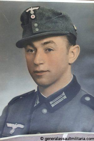 29 x 23 cm color portrait of a Gebirgsjäger