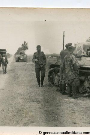 WH soldiers inspecting Renault R35 tank