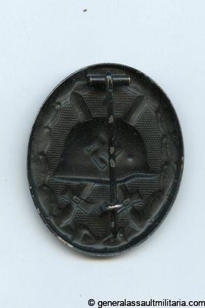 Wound badge in black - sheet hinge setup