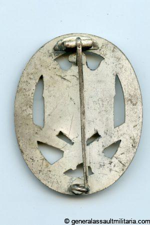 General assault badge – Halfmoon hinge variant