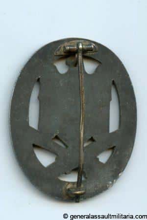 General assault badge - Unknown maker 'Halfmoon hinge'