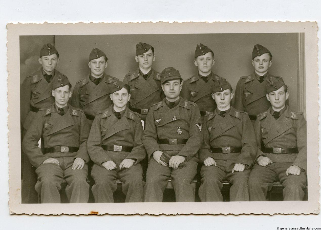 16x9.5cm Stug wrap group portrait