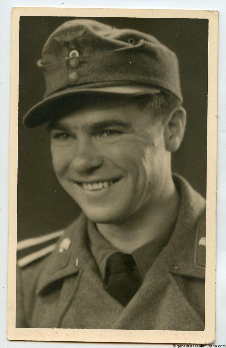 Heer Stug portrait with Gbj cap in wear Den Haag!