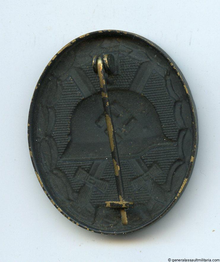 Wound badge in black