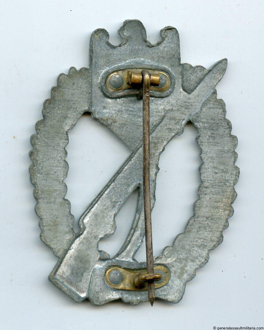 Infantry assault badge in silver – “4 rivet”