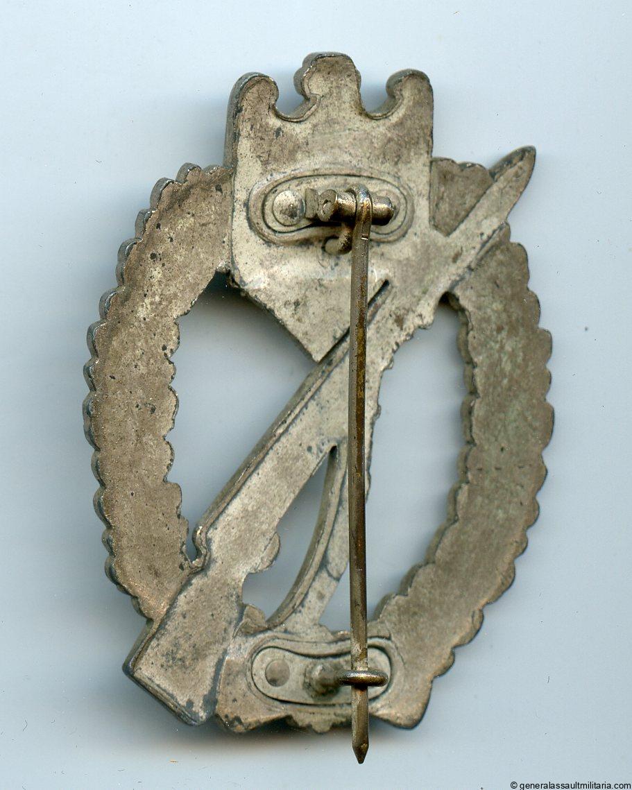 Infantry assault badge in silver – “4 rivet”