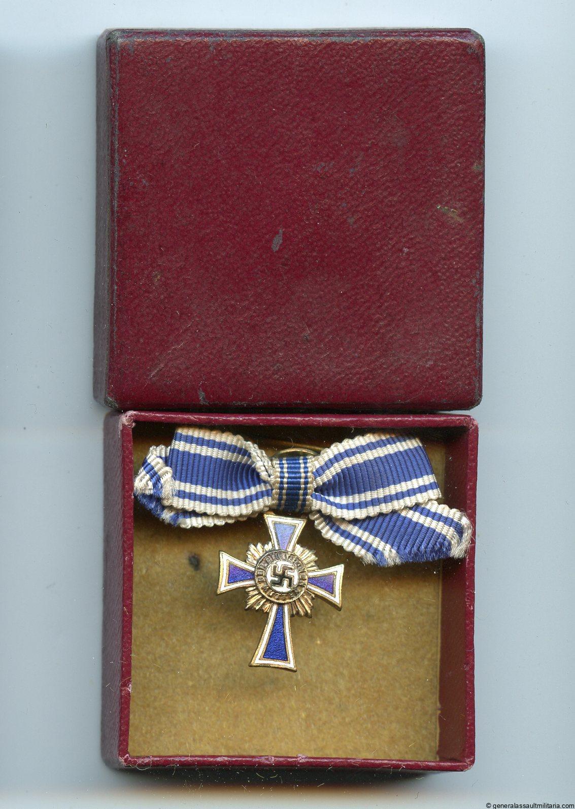 Mothers cross miniature in gold in box – L/53 Hymmen & Co, Lüdenscheid