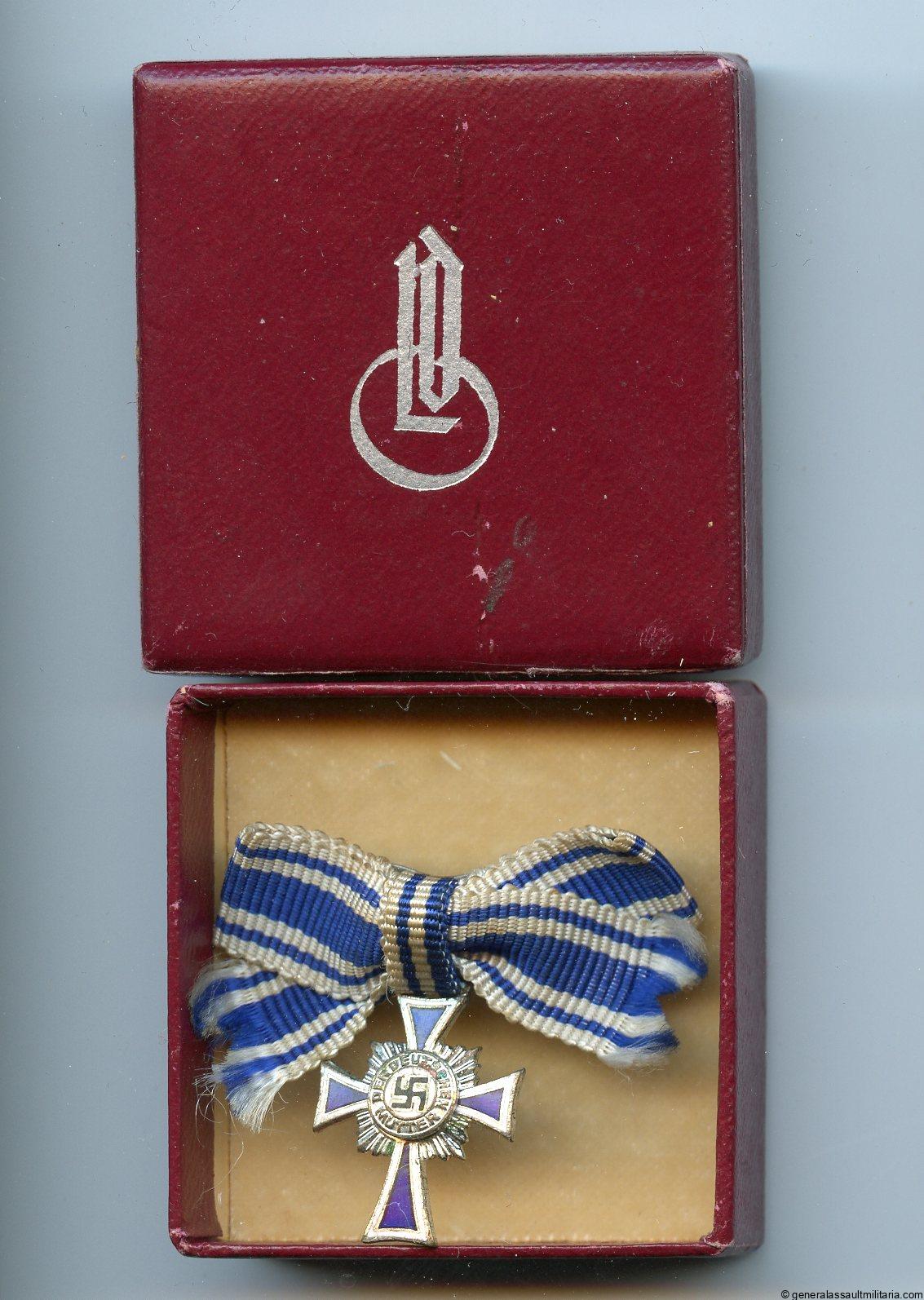 Mothers cross miniature in gold in box – L/11 Wilhelm Deumer, Lüdenscheid