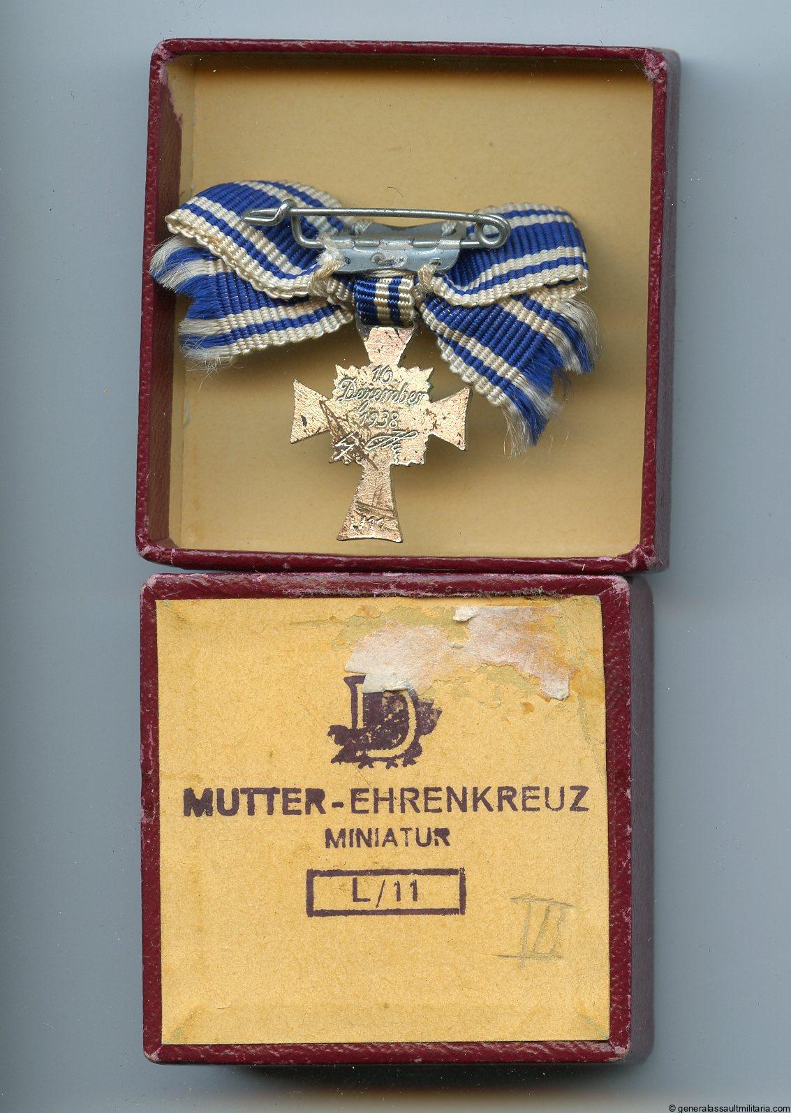 Mothers cross miniature in gold in box – L/11 Wilhelm Deumer, Lüdenscheid