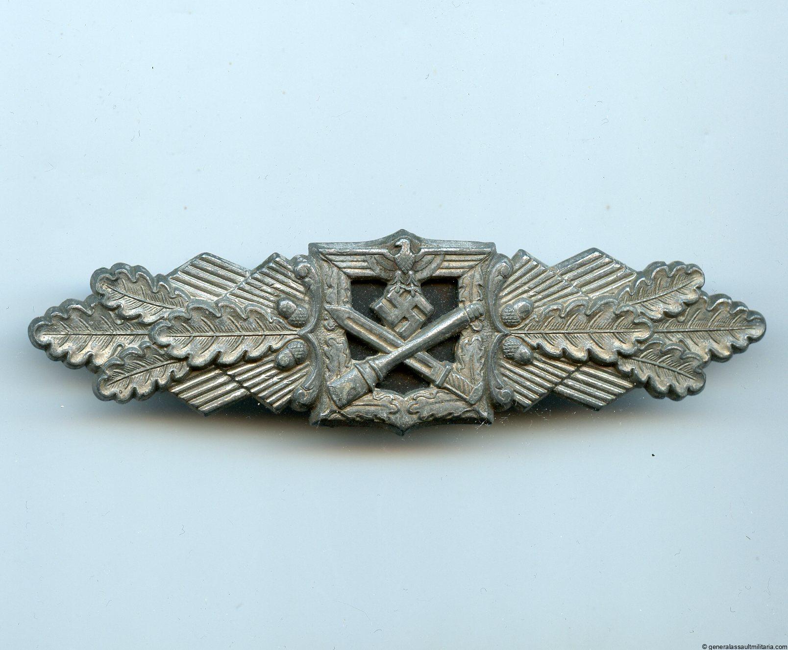 Close combat clasp in gold – Funke & Brüninghaus, Lüdenscheid