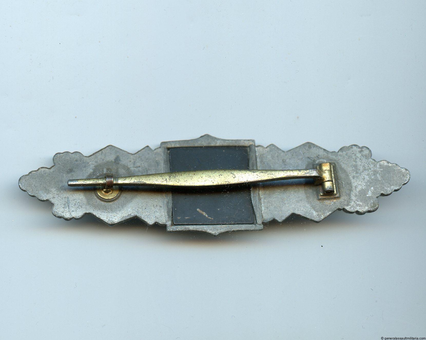 Close combat clasp in gold – Funke & Brüninghaus, Lüdenscheid